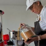 Zanatska proizvodnja Lešnikovac krema: Rada dodaje domaće lešnike u kameni melanger, Divci