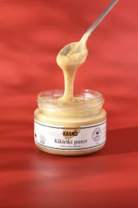 Kranči kikiriki puter 100% – otvorena tegla sa kašikom